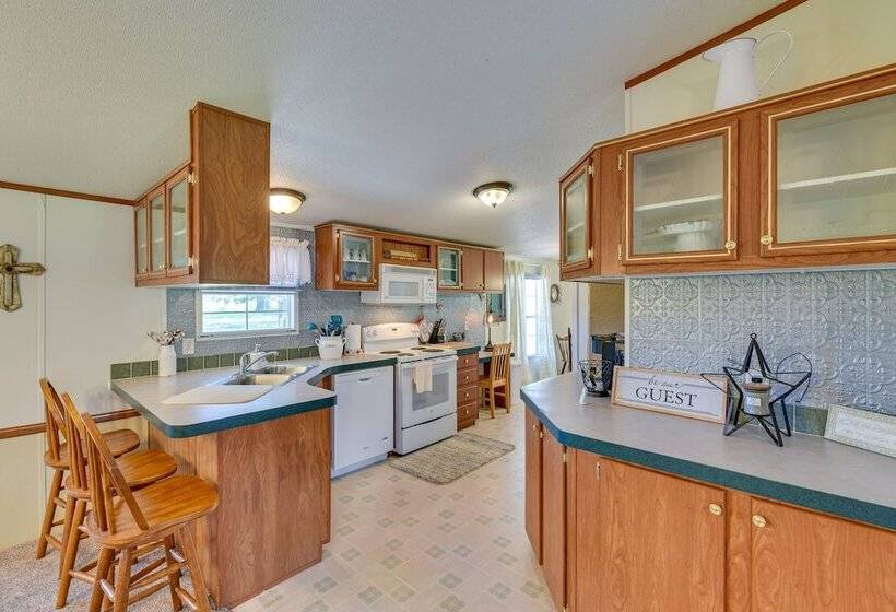 Sunny Florida Escape W/ Screened In Patio & Grill!