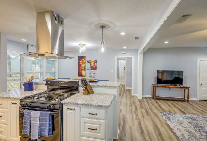 Sunny Hearne Home Near Universities!