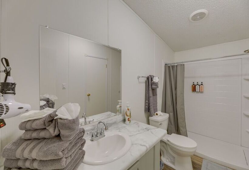 Tranquil Elgin Getaway W/ Private Deck & Patio!