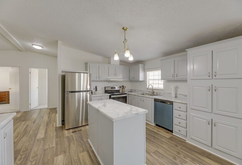 Tranquil Elgin Getaway W/ Private Deck & Patio!