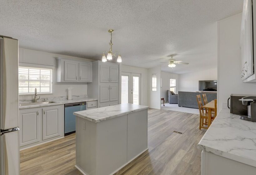 Tranquil Elgin Getaway W/ Private Deck & Patio!