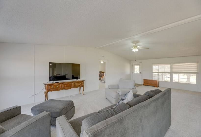 Tranquil Elgin Getaway W/ Private Deck & Patio!