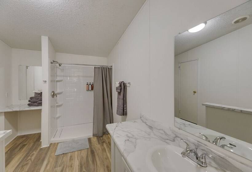 Tranquil Elgin Getaway W/ Private Deck & Patio!