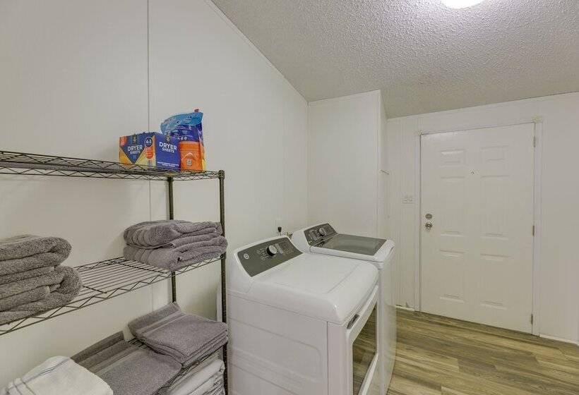 Tranquil Elgin Getaway W/ Private Deck & Patio!