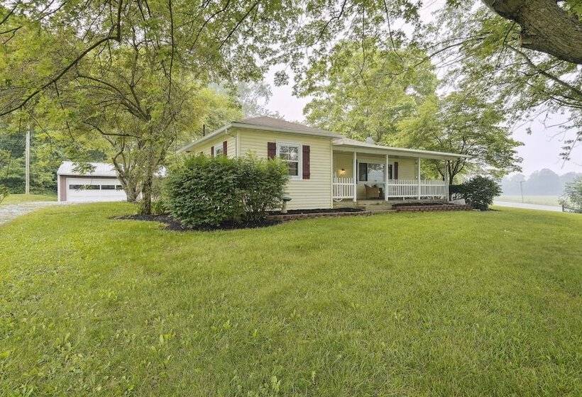 Utica Vacation Home ~ 12 Mi To Denison University!