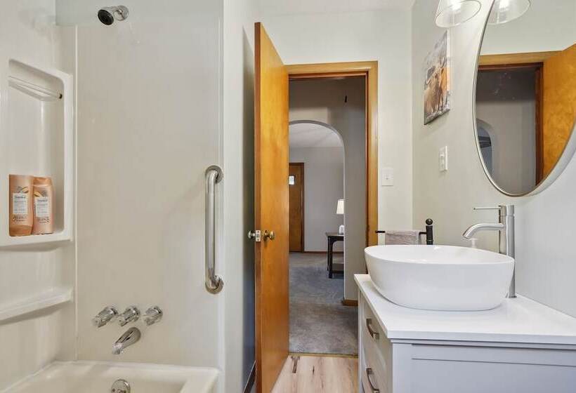 Utica Vacation Home ~ 12 Mi To Denison University!