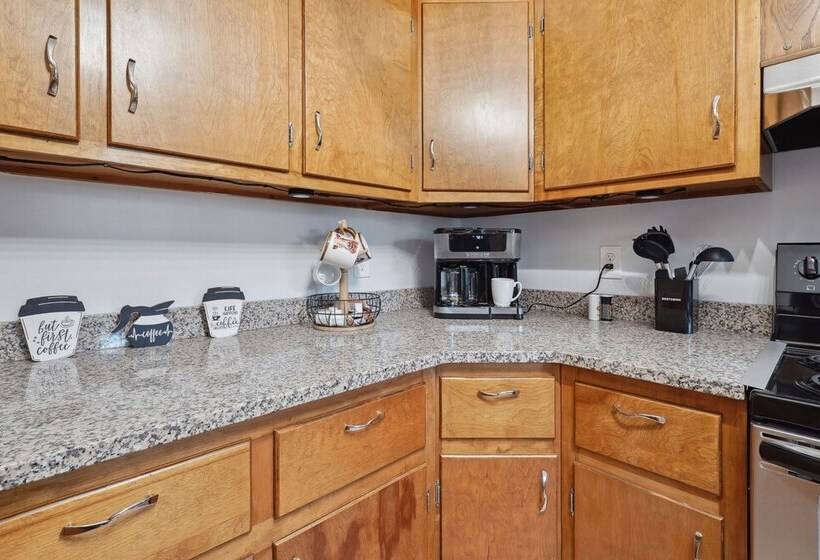 Utica Vacation Home ~ 12 Mi To Denison University!