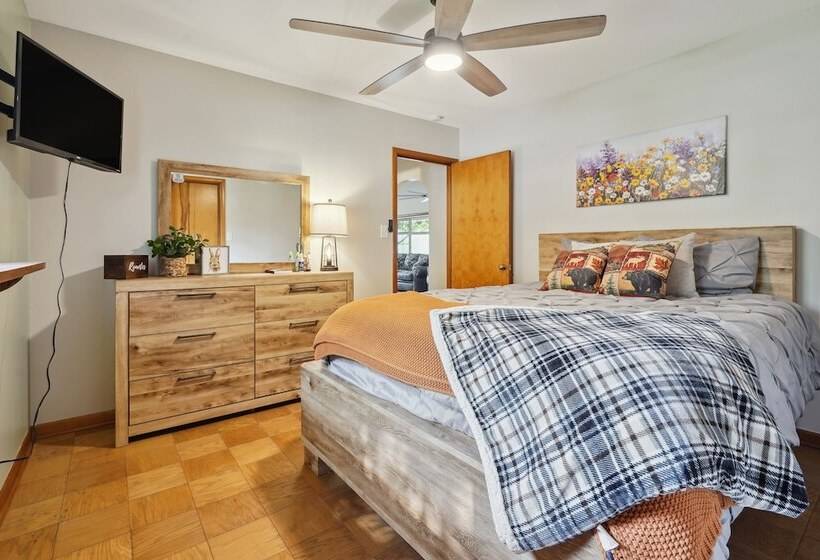 Utica Vacation Home ~ 12 Mi To Denison University!