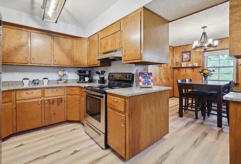 Utica Vacation Home ~ 12 Mi To Denison University!