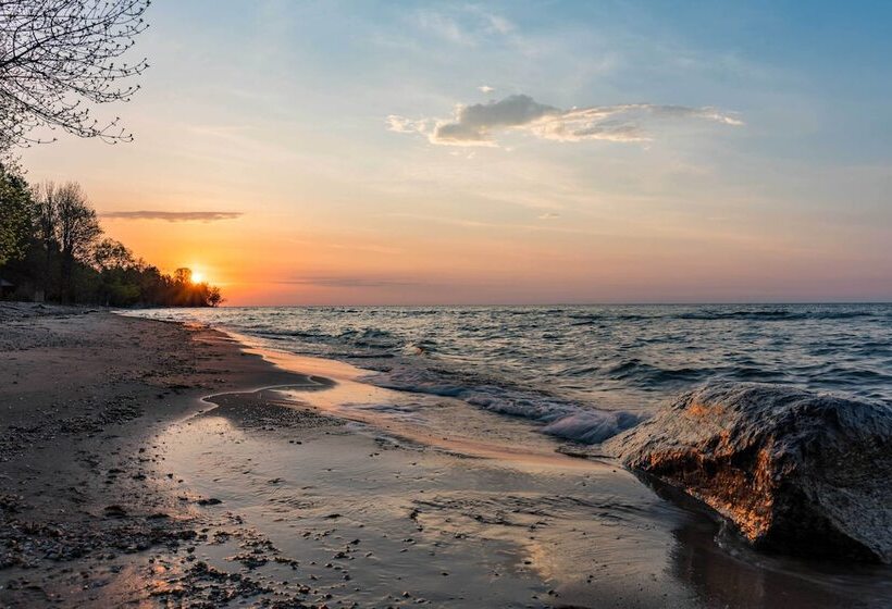 Waterfront Lake Michigan Retreat W/ Beach!