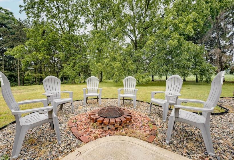 Wolcottville Farmhouse: 18 Mi To Shipshewana