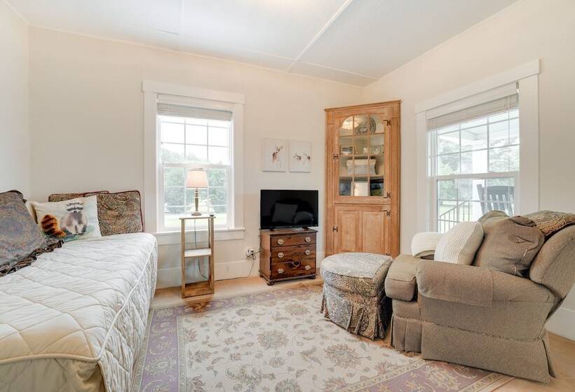 Wolcottville Farmhouse: 18 Mi To Shipshewana