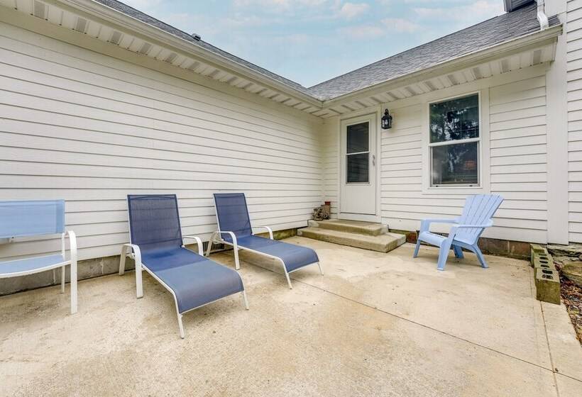 Wolcottville Farmhouse: 18 Mi To Shipshewana