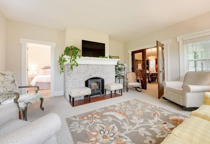 Wolcottville Farmhouse: 18 Mi To Shipshewana