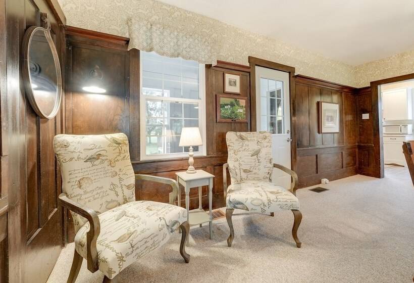 Wolcottville Farmhouse: 18 Mi To Shipshewana