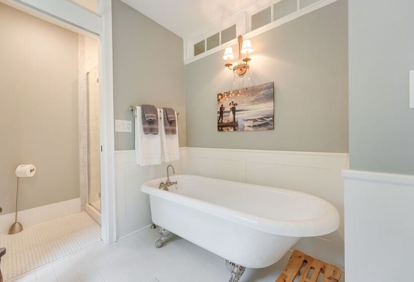 Wolcottville Farmhouse: 18 Mi To Shipshewana