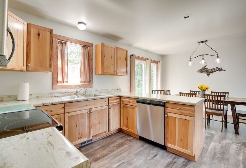 Wooded Hancock Home Near Ski & Snowmobile Trails!