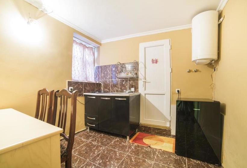 تختخواب و صبحانه Guest House Khatuna