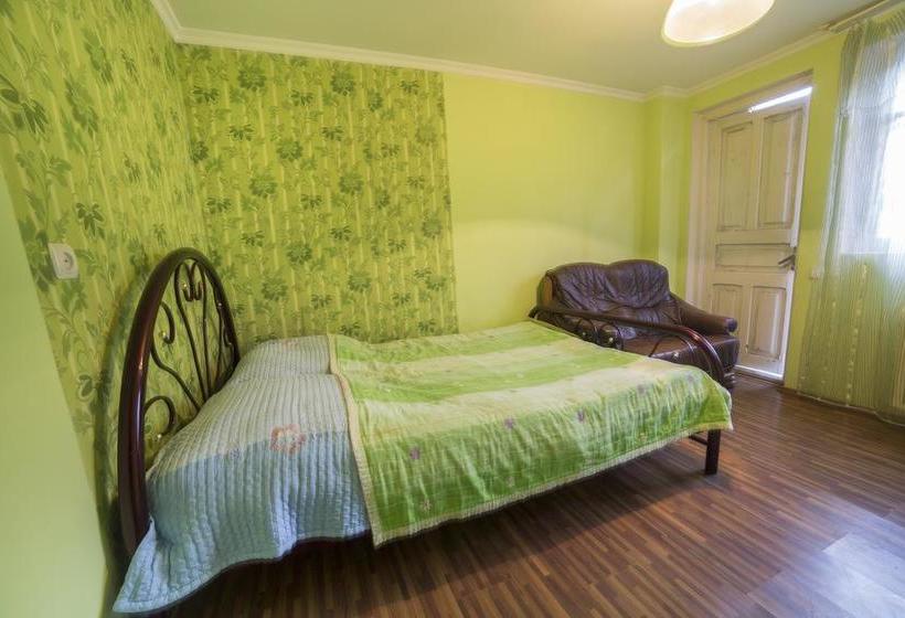 تختخواب و صبحانه Guest House Khatuna