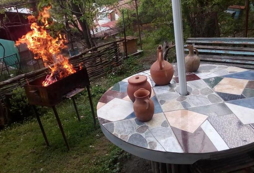 تختخواب و صبحانه Guest House Khatuna