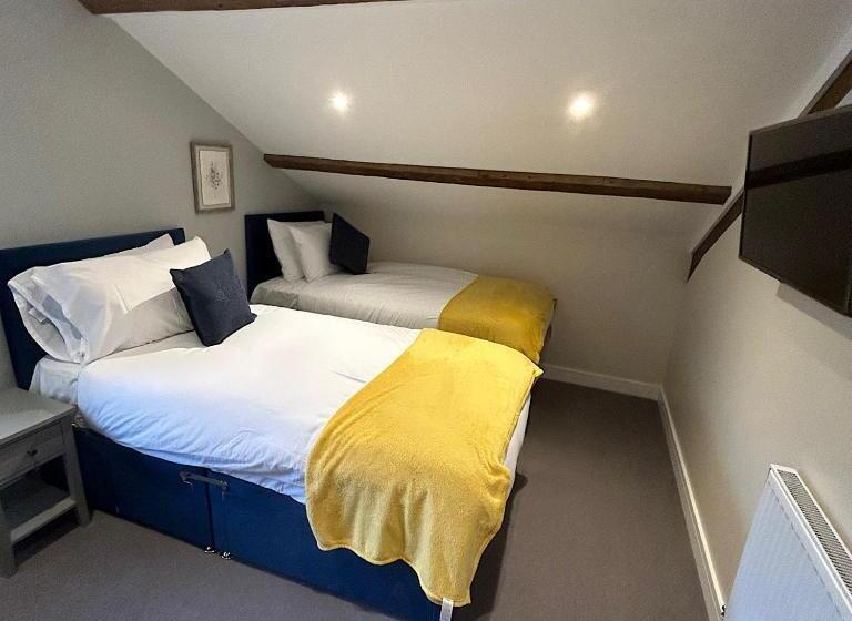 簡易ホテル Grapes Hotel, Bar & Restaurant Snowdonia Nr Zip World