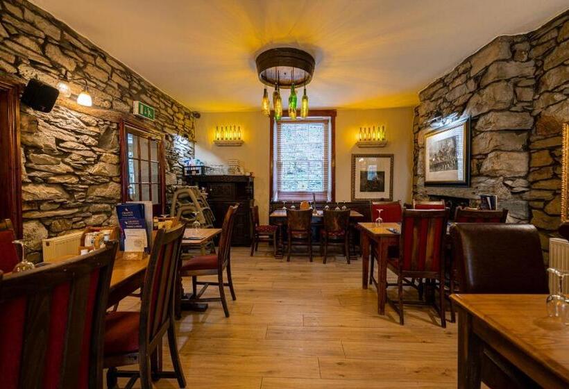 簡易ホテル Grapes Hotel, Bar & Restaurant Snowdonia Nr Zip World