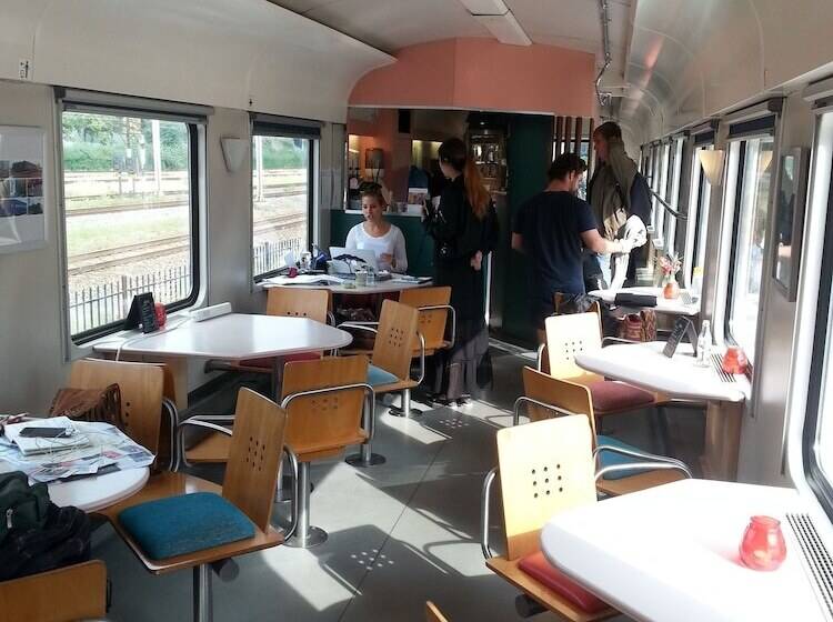 مسافرخانه Train Lodge Amsterdam