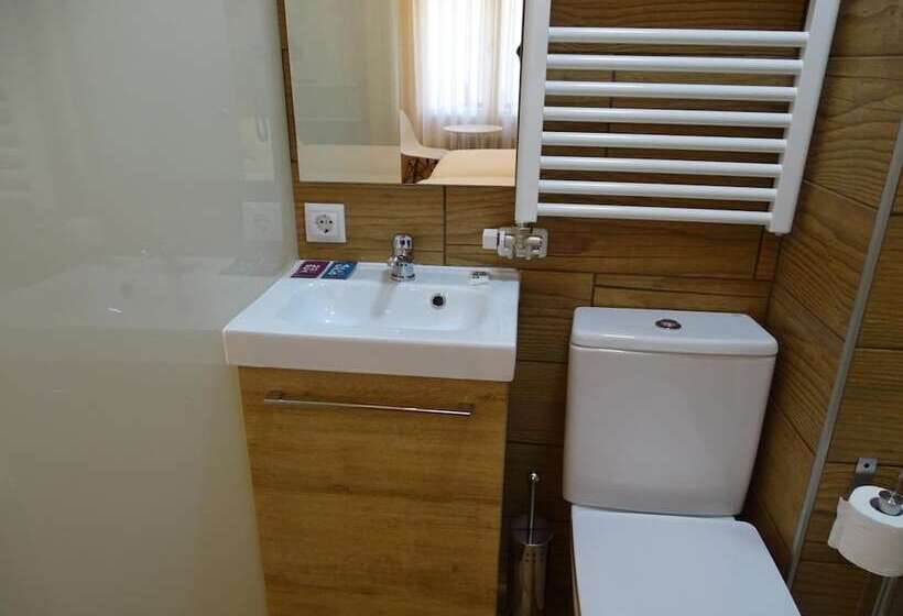 مسافرخانه Urban Burgos