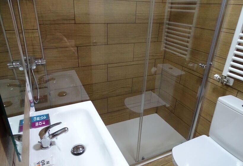 مسافرخانه Urban Burgos