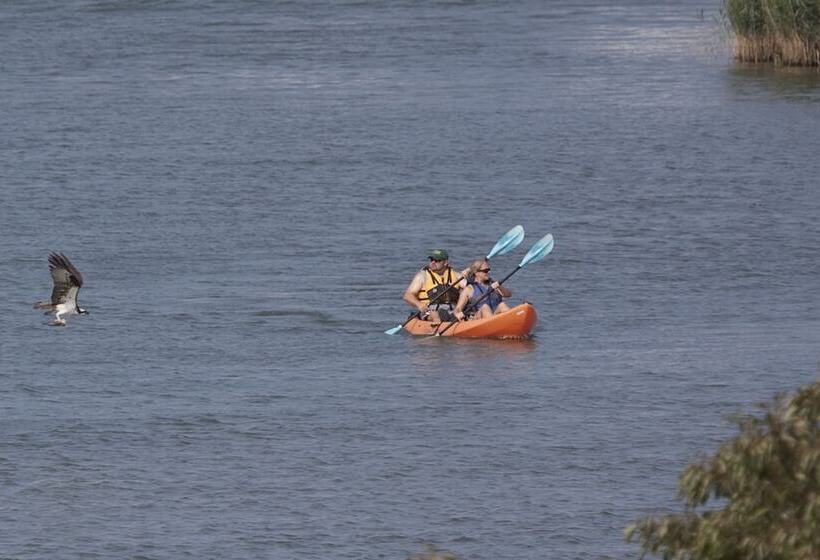 فندق Knapps Narrows Marina & Inn