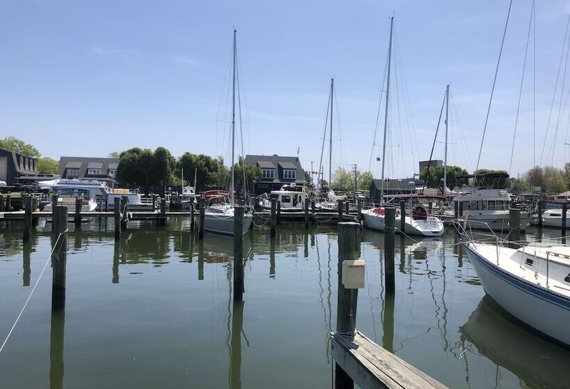 فندق Knapps Narrows Marina & Inn