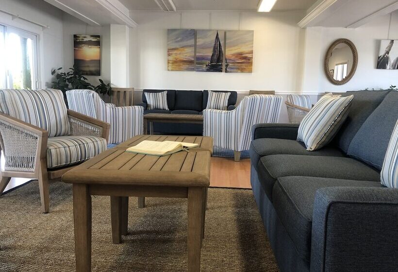 فندق Knapps Narrows Marina & Inn