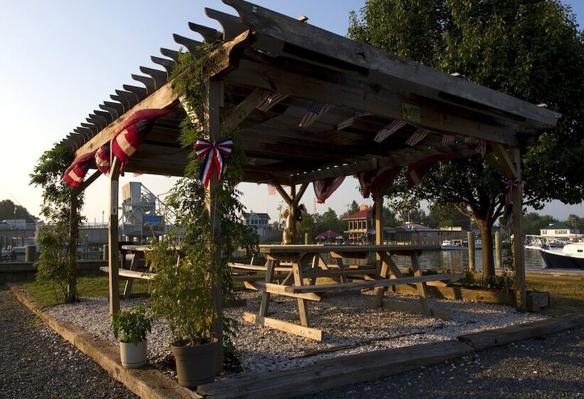 فندق Knapps Narrows Marina & Inn