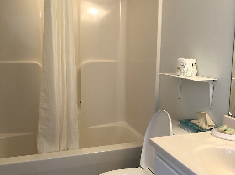 فندق Knapps Narrows Marina & Inn