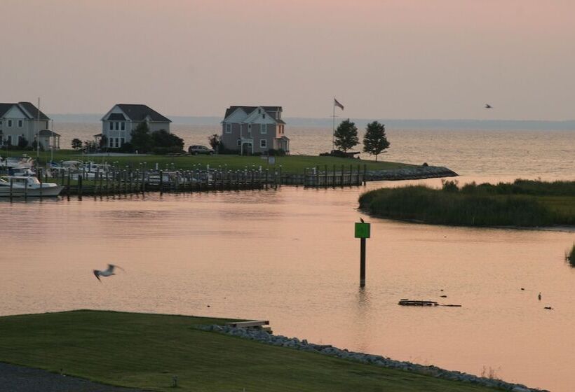 فندق Knapps Narrows Marina & Inn