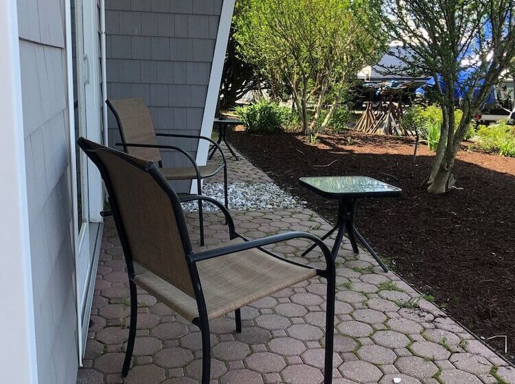 فندق Knapps Narrows Marina & Inn