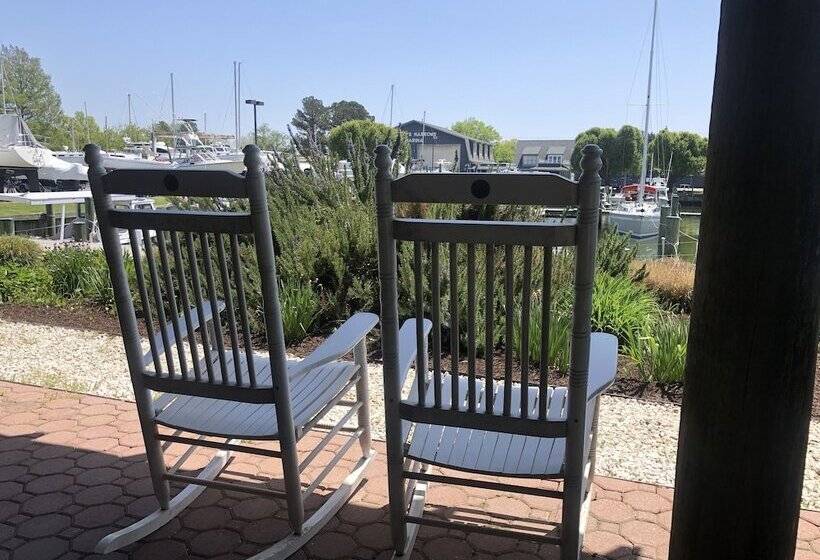 فندق Knapps Narrows Marina & Inn