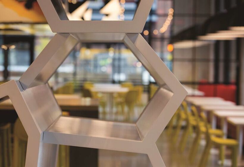 Отель Radisson Red Minneapolis Downtown