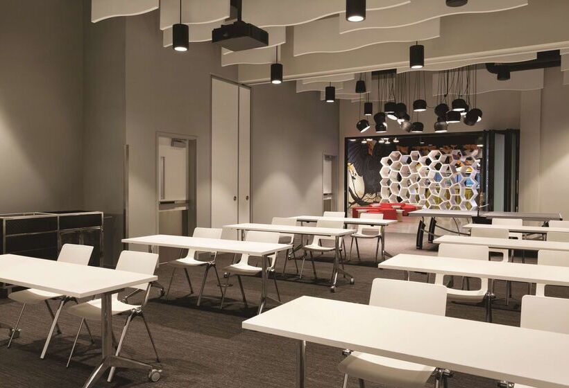 Отель Radisson Red Minneapolis Downtown