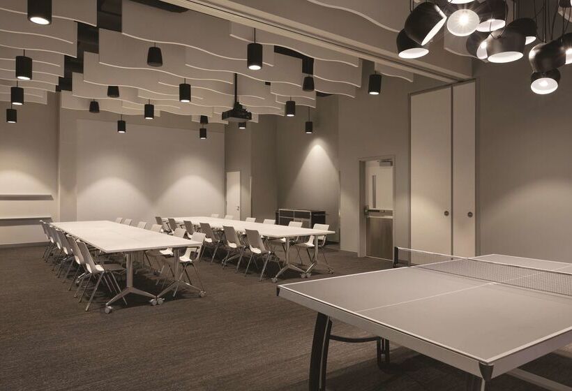 Отель Radisson Red Minneapolis Downtown