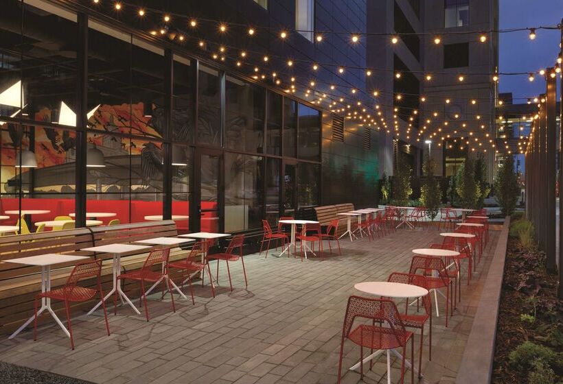 Отель Radisson Red Minneapolis Downtown