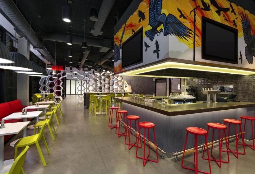 Отель Radisson Red Minneapolis Downtown