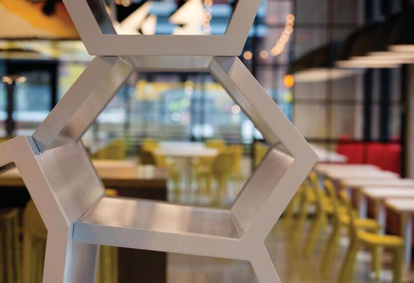 Отель Radisson Red Minneapolis Downtown