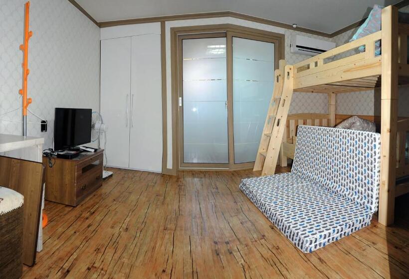 פנסיון The 1st Andong Hostel