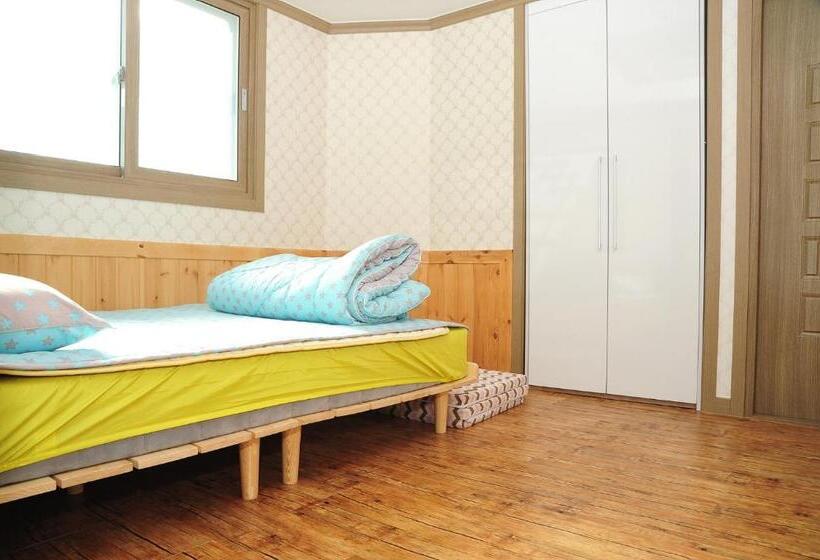 פנסיון The 1st Andong Hostel