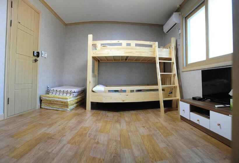 פנסיון The 1st Andong Hostel