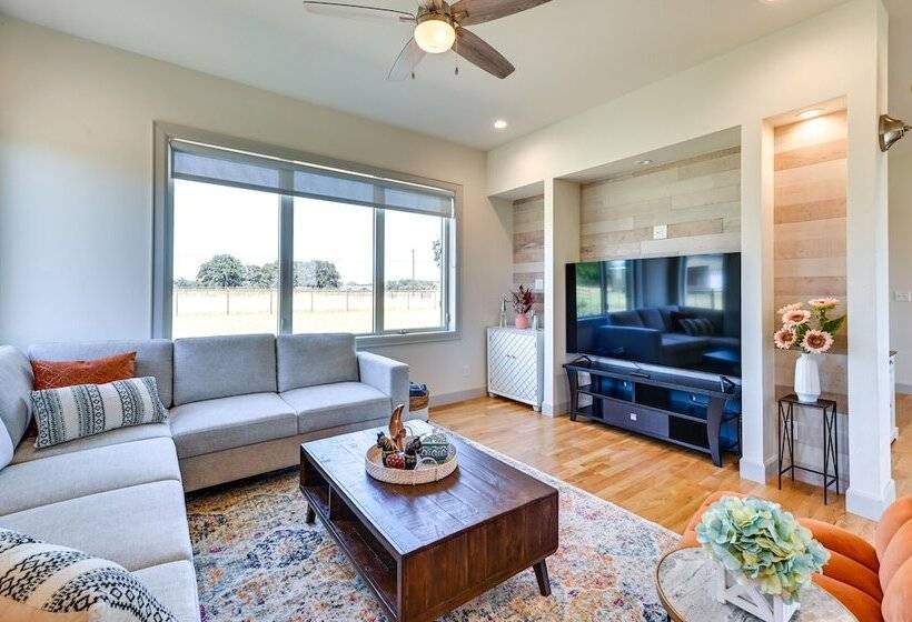 26 Acre Pilot Point Ranch Home W/ Pool & Mini Golf