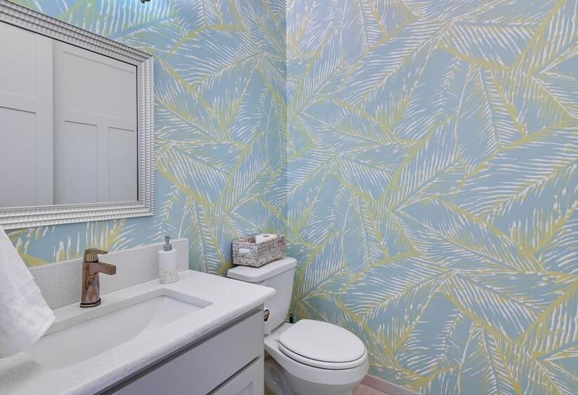 26 Acre Pilot Point Ranch Home W/ Pool & Mini Golf