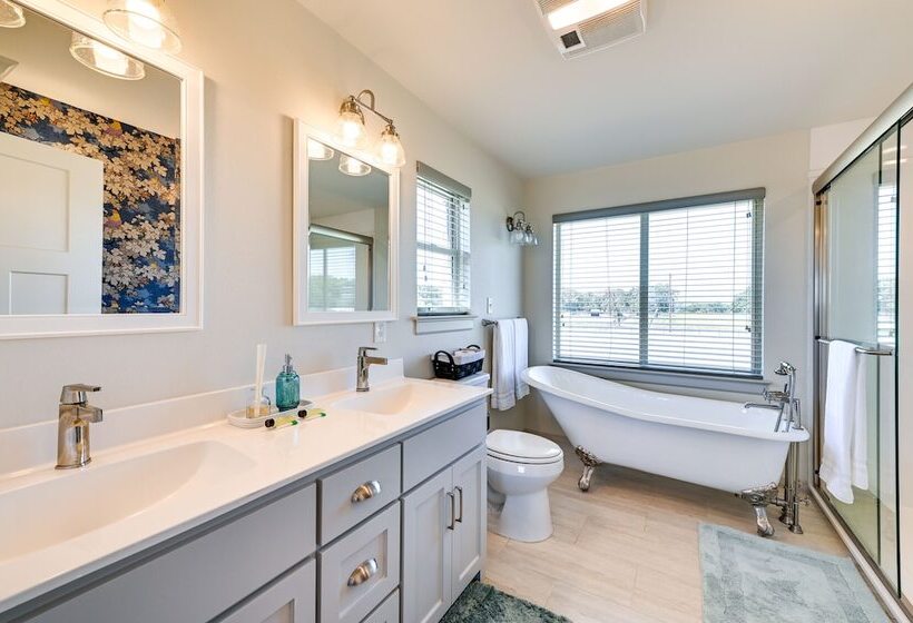 26 Acre Pilot Point Ranch Home W/ Pool & Mini Golf