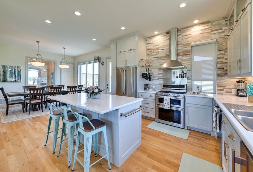 26 Acre Pilot Point Ranch Home W/ Pool & Mini Golf